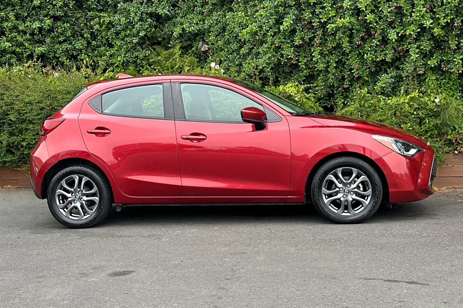 Used 2020 Toyota Yaris XLE image 3