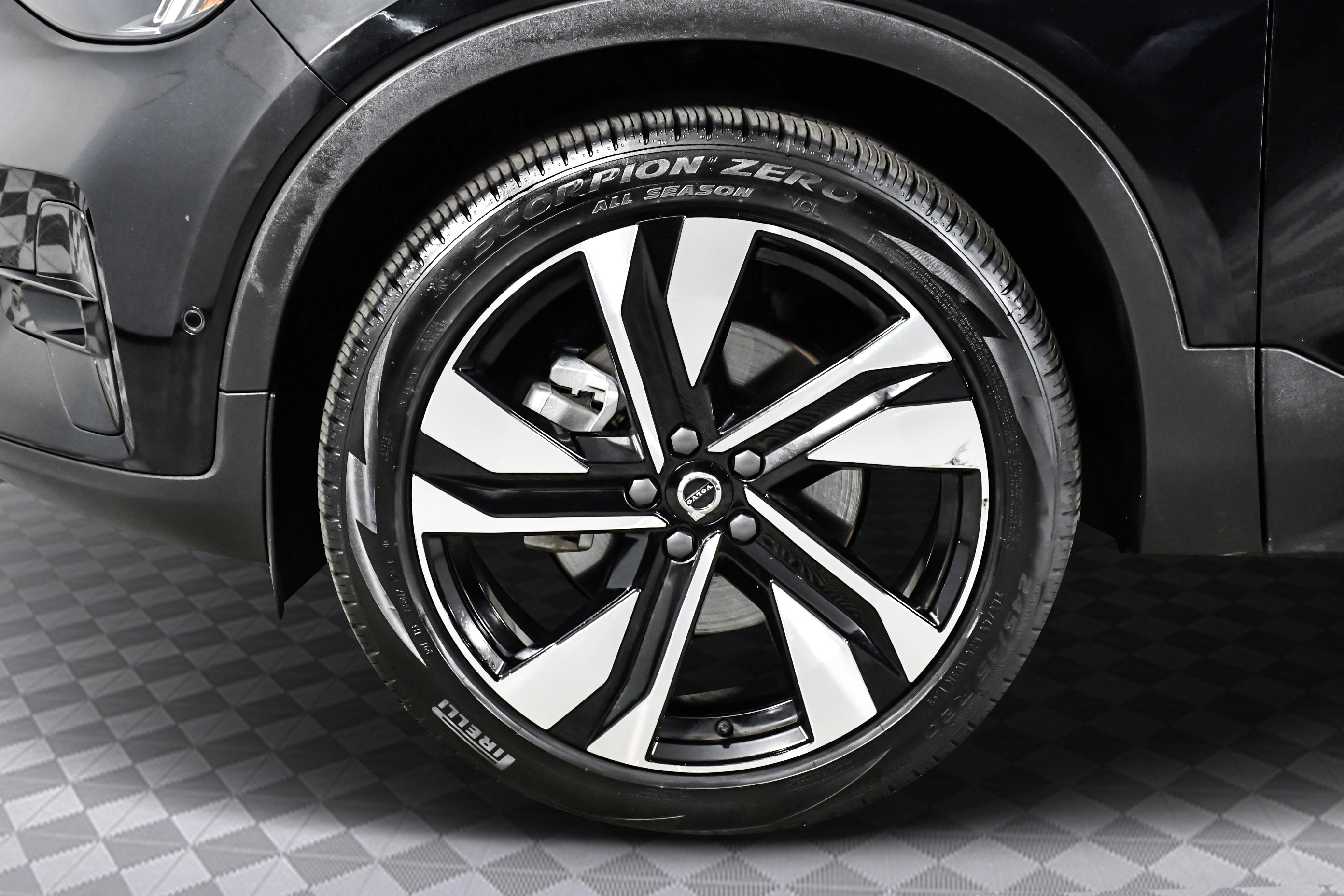 Used 2025 Volvo XC40 B5 Plus image 35