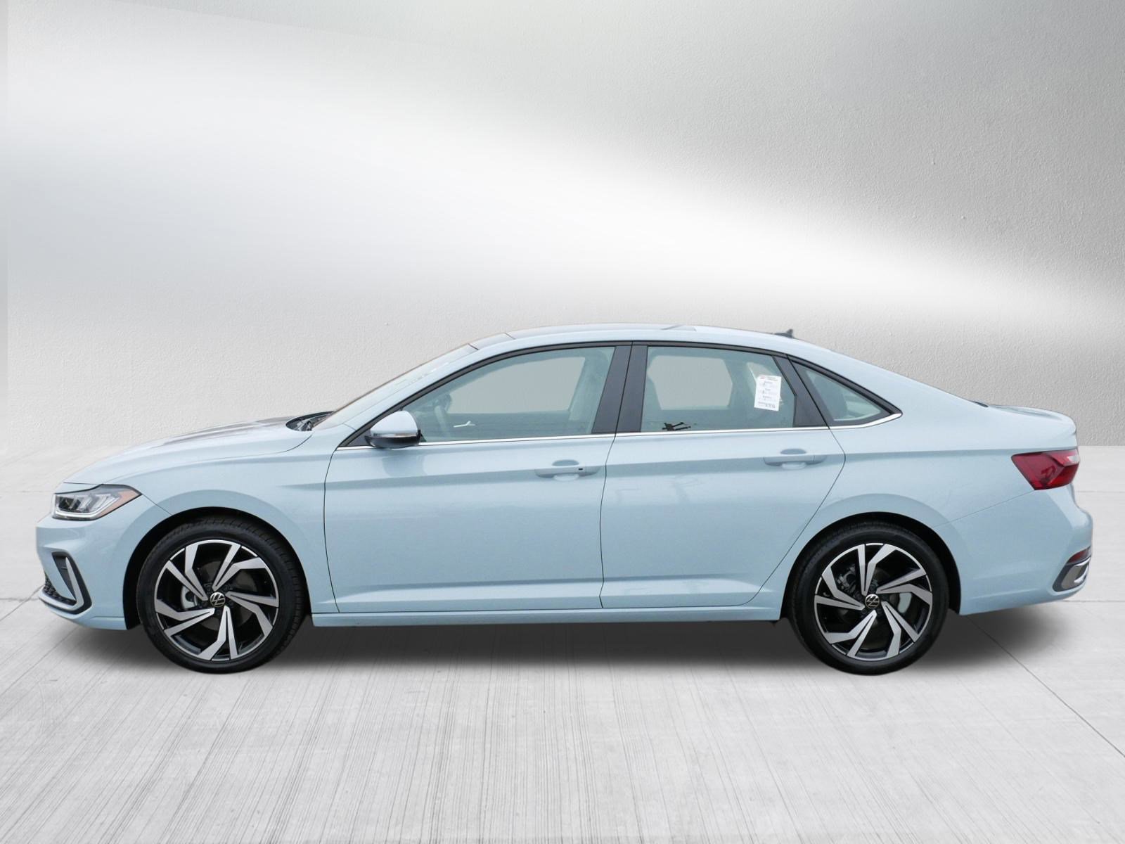 Certified 2025 Volkswagen Jetta SEL image 4