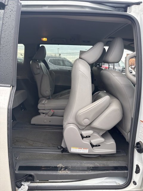 Used 2017 Toyota Sienna XLE w/ XLE Navigation Package image 17