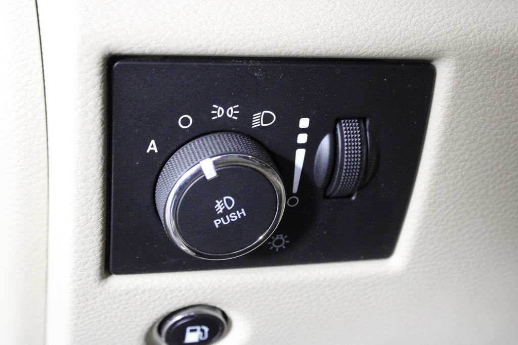 Used 2021 Jeep Grand Cherokee Overland AWD/4WD image 23