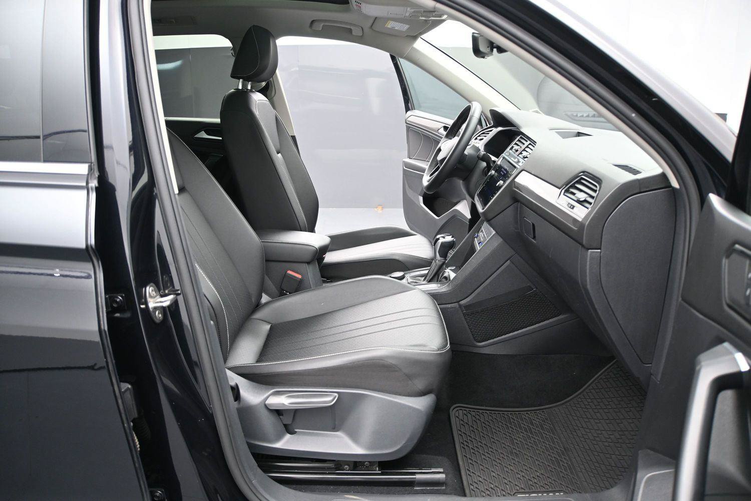 Used 2022 Volkswagen Tiguan SE w/ Panoramic Sunroof Package AWD/4WD image 15