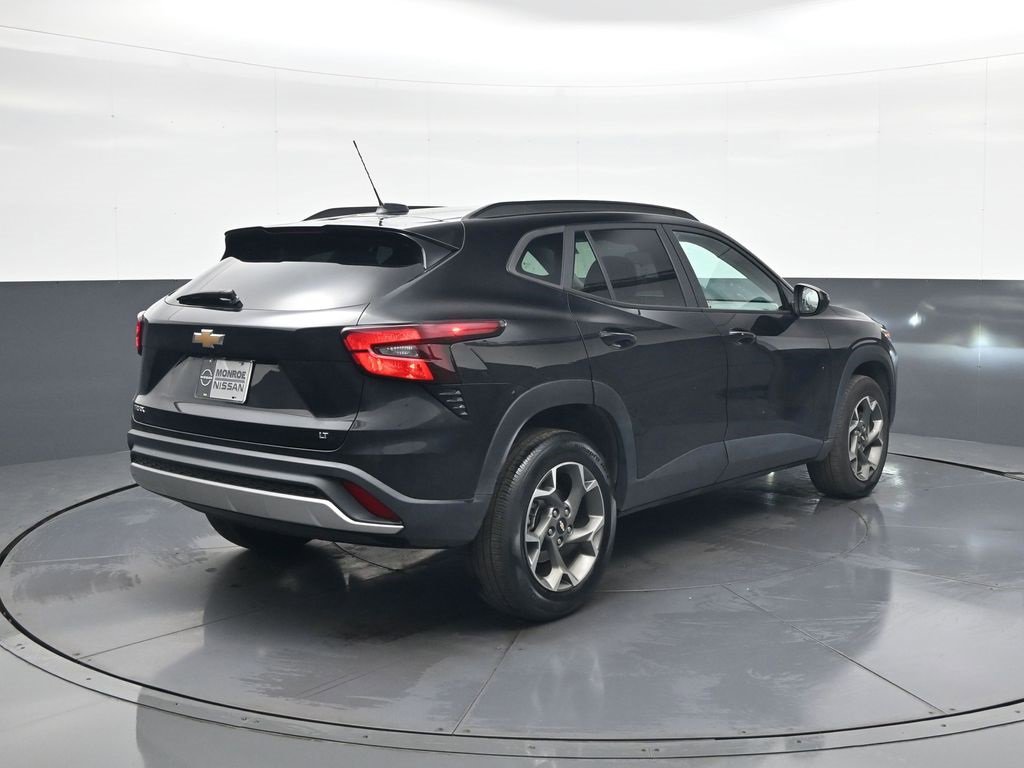 Used 2024 Chevrolet Trax LT w/ LT Convenience Package image 7