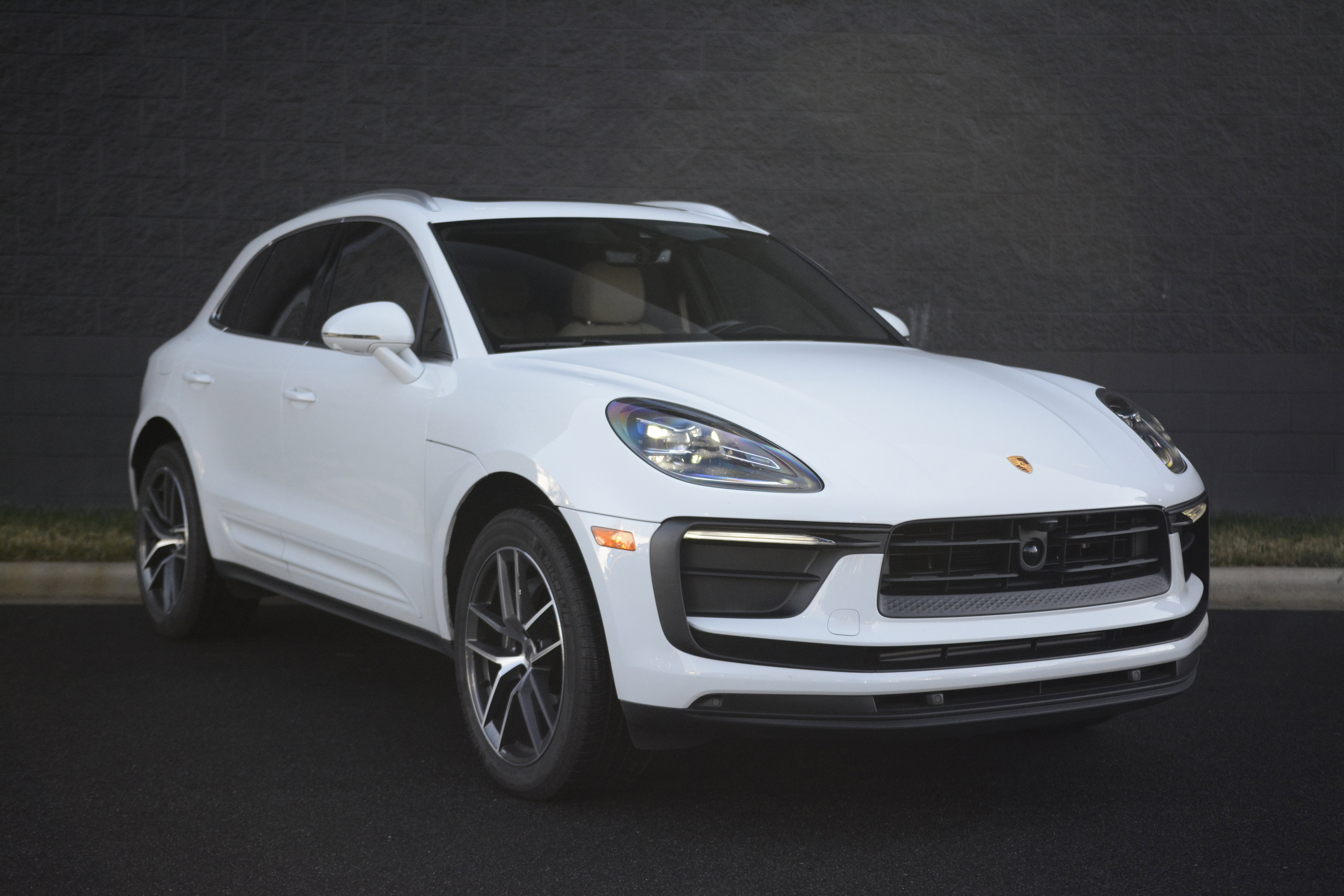 Certified 2025 Porsche Macan image 9