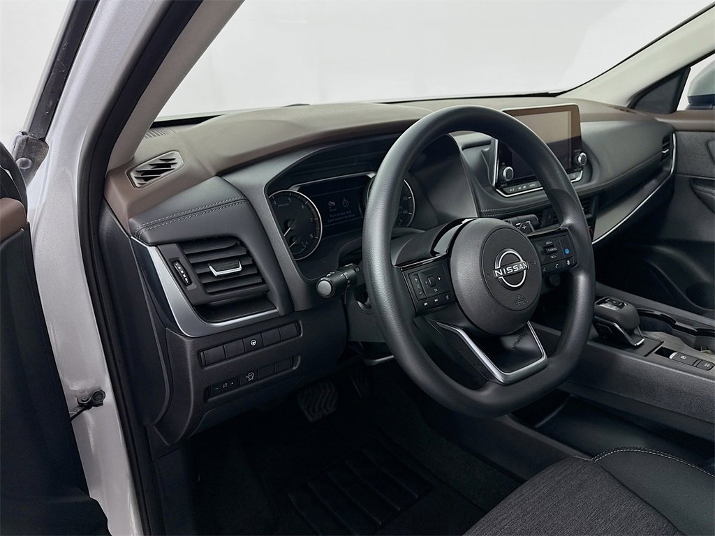 Used 2023 Nissan Rogue SV image 4