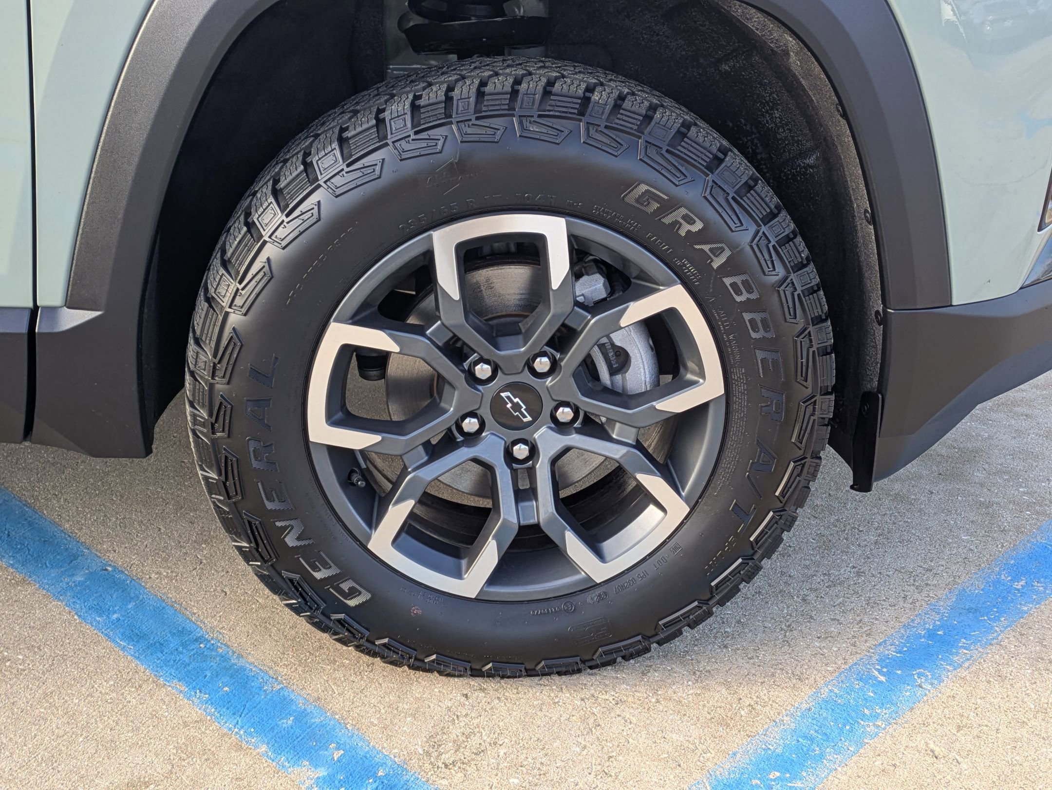 Used 2025 Chevrolet Equinox ACTIV w/ Safety and Technology Package image 34