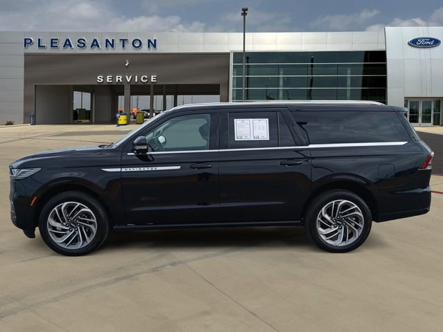 Used 2025 Lincoln Navigator L Reserve image 2