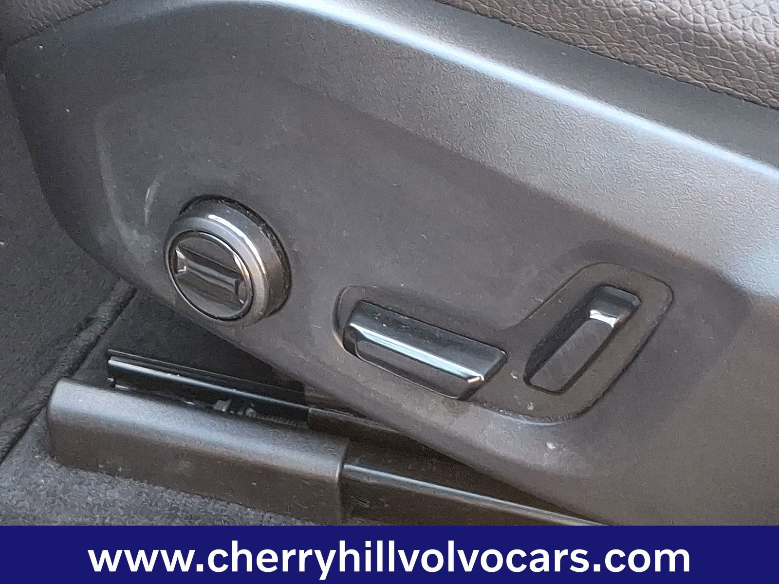 Certified 2025 Volvo XC60 B5 Plus image 29