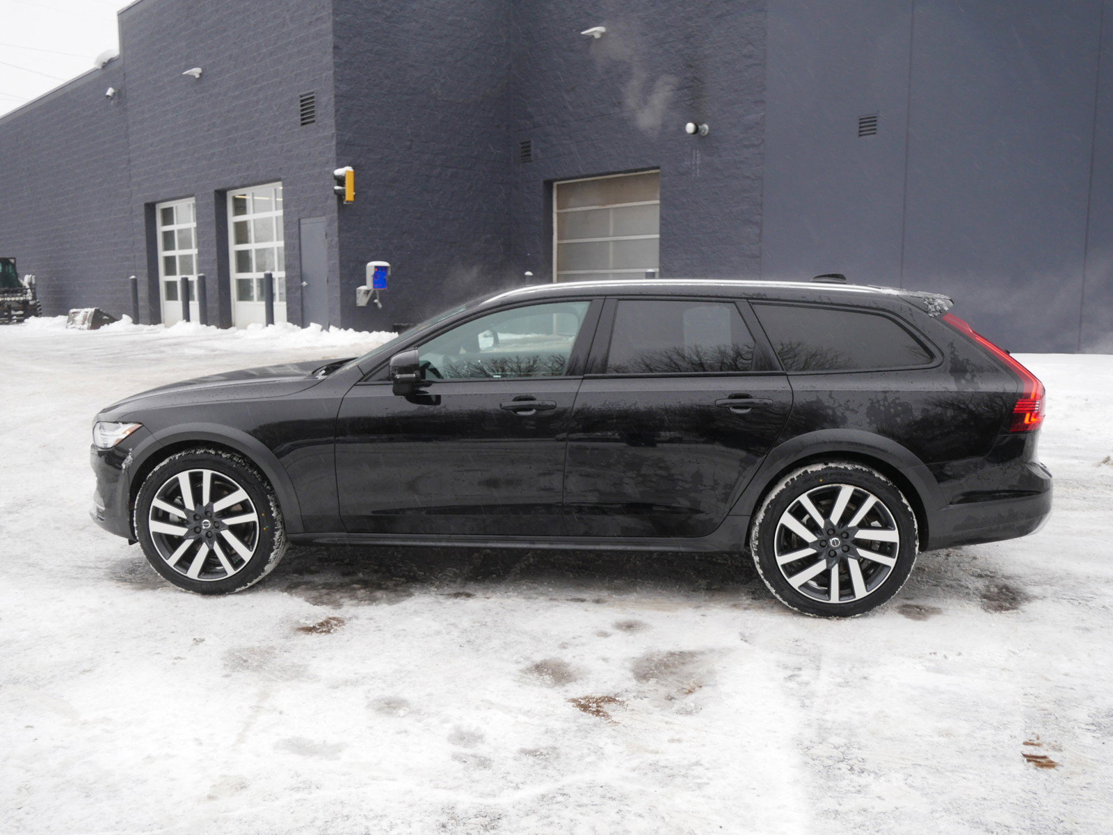 Certified 2024 Volvo V90 B6 Cross Country Ultimate w/ Protection Package Premier image 4