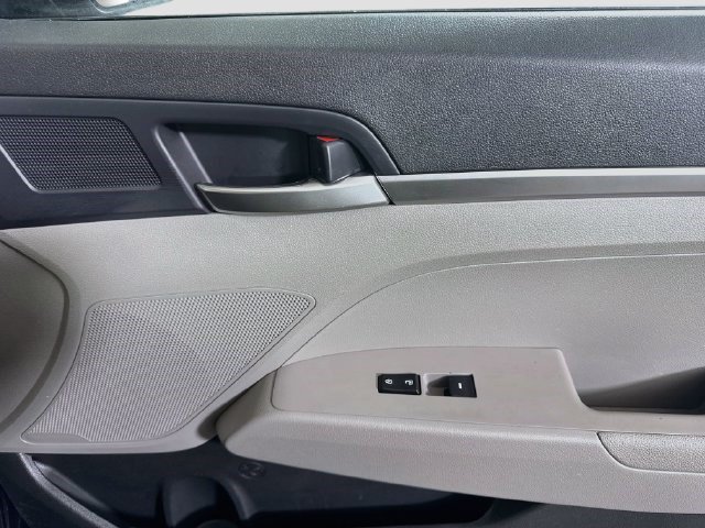 Used 2020 Hyundai Elantra SE FWD image 29