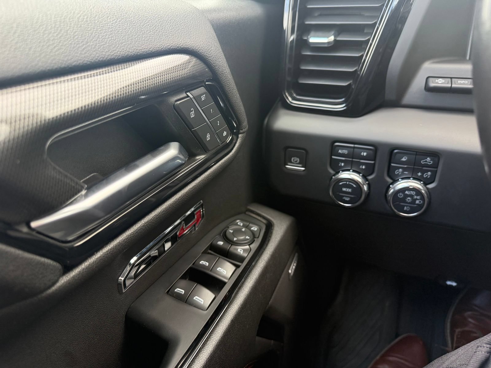 Used 2023 GMC Sierra 1500 AT4 w/ Technology Package AWD/4WD image 27