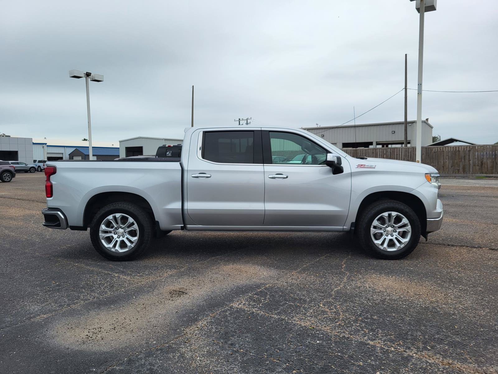 Used 2022 Chevrolet Silverado 1500 LTZ w/ Z71 Off-Road Package AWD/4WD image 6