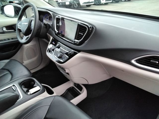 Used 2024 Chrysler Pacifica Touring-L image 21