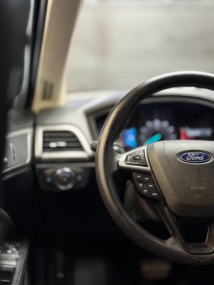 Used 2018 Ford Fusion SE FWD image 13