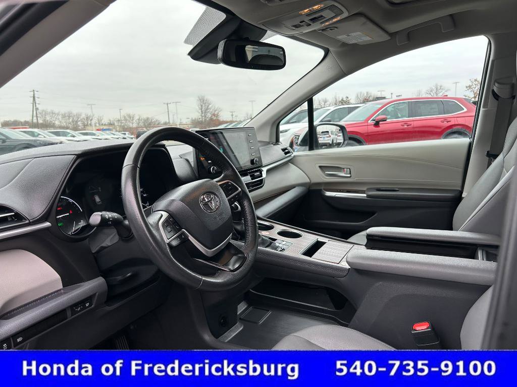 Used 2024 Toyota Sienna XLE image 16