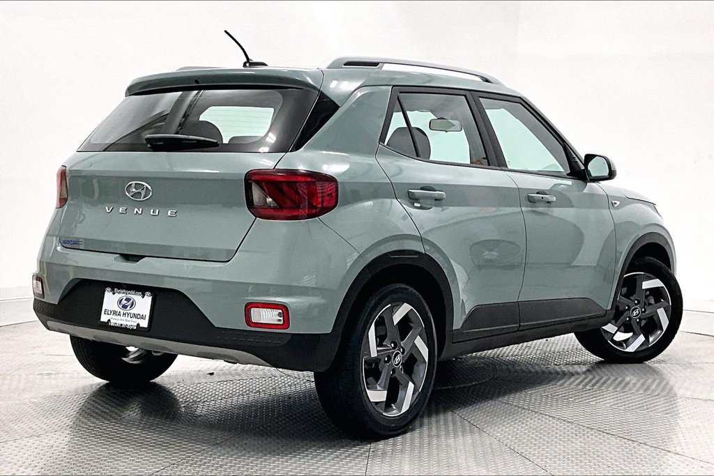 Used 2025 Hyundai Venue SEL FWD image 2