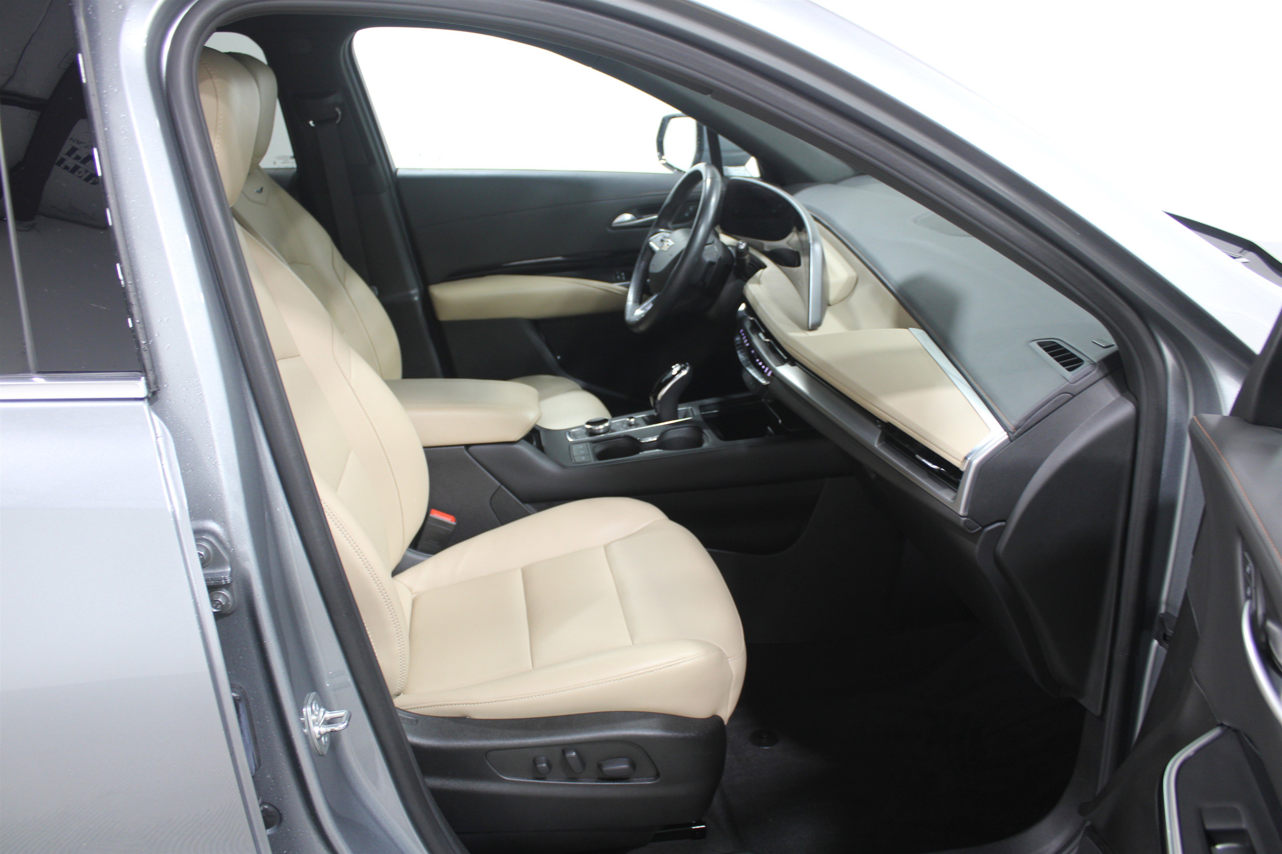 Used 2024 Cadillac XT4 Luxury w/ Cold Weather Package image 24