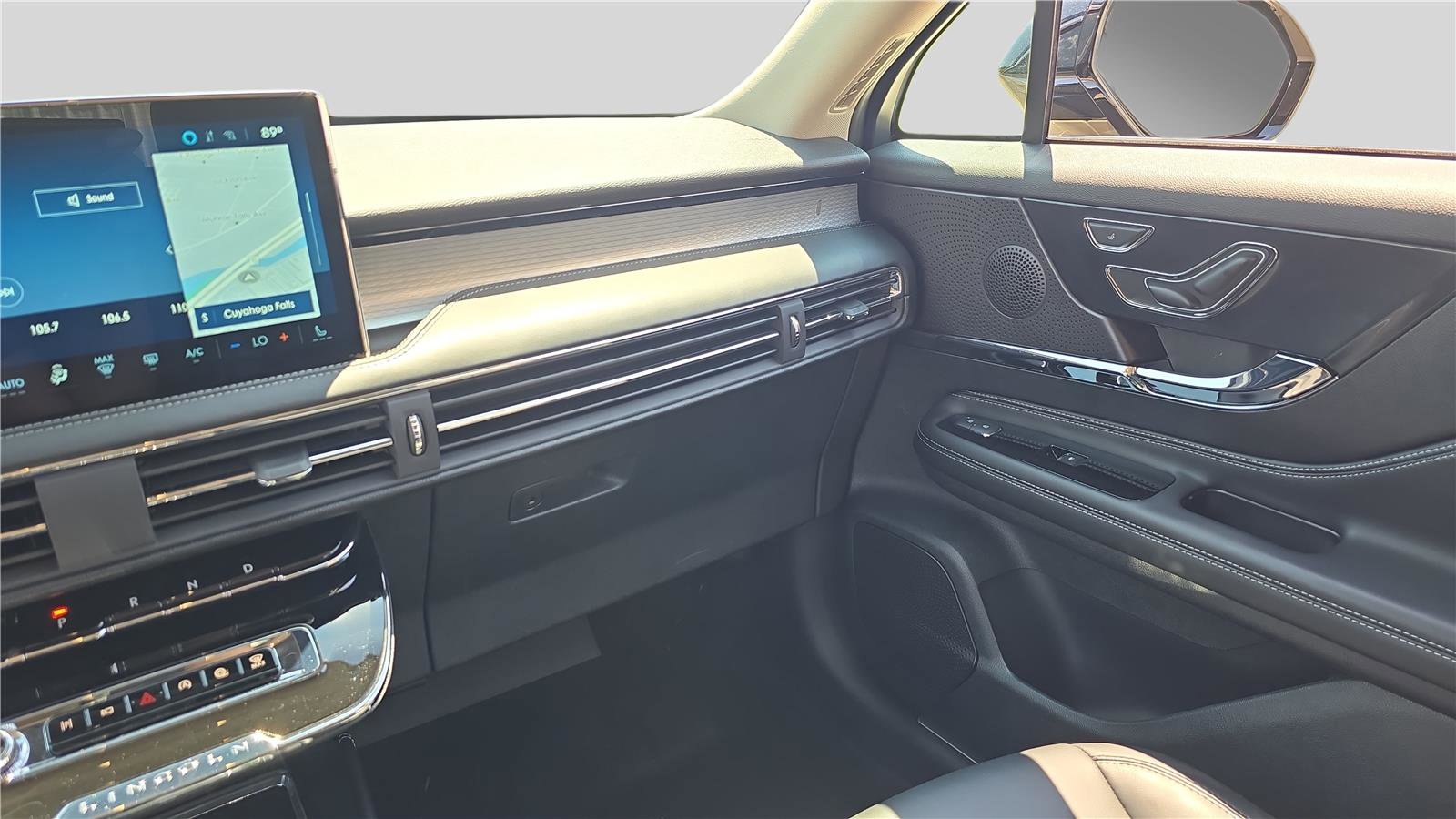 Used 2025 Lincoln Corsair AWD image 24