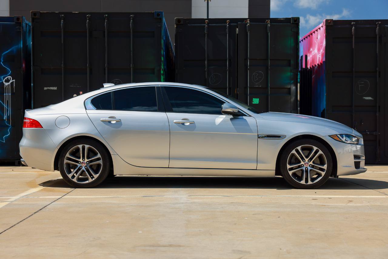 Used 2017 Jaguar XE Premium RWD image 15