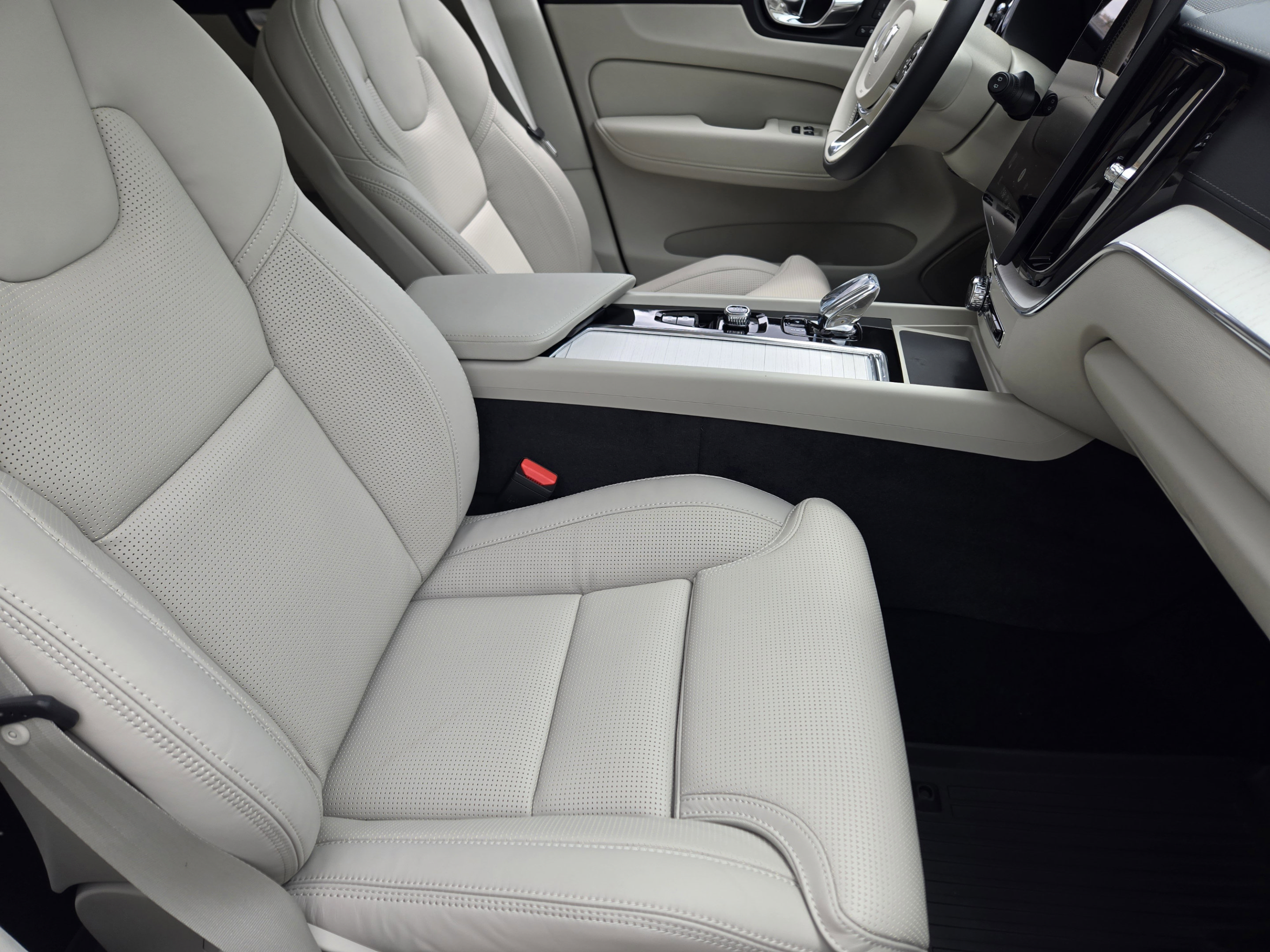 New 2026 Volvo XC60 T8 Ultra w/ Protection Package Premier AWD/4WD image 11
