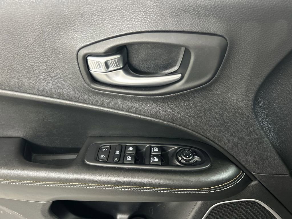 Used 2019 Jeep Compass Latitude w/ Popular Equipment Group AWD/4WD image 11