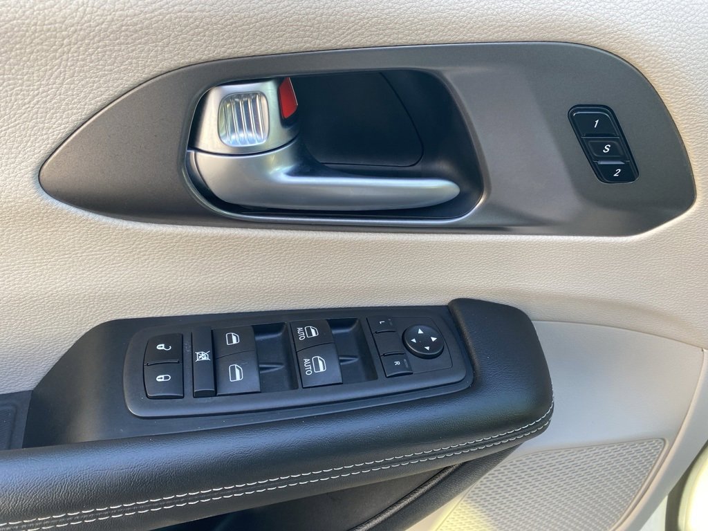 Used 2024 Chrysler Pacifica Touring-L image 27