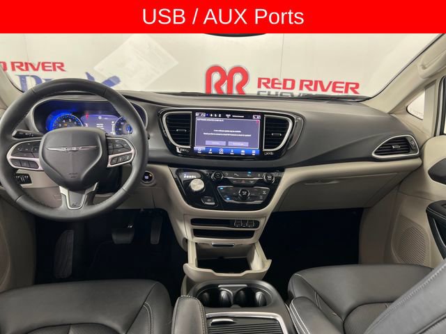 Used 2024 Chrysler Pacifica Touring-L image 15
