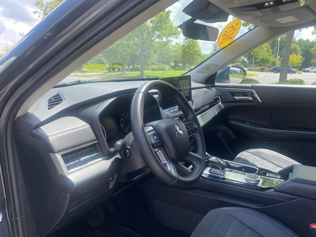 Used 2025 Mitsubishi Outlander SE AWD/4WD image 16