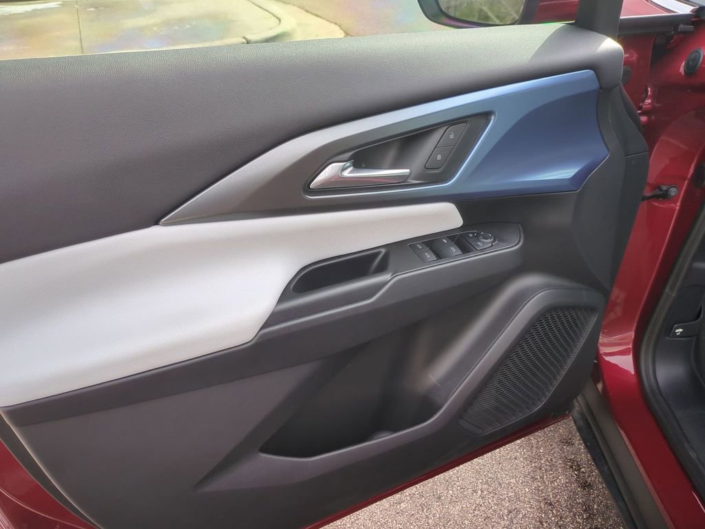 Used 2025 Chevrolet Equinox EV LT image 12