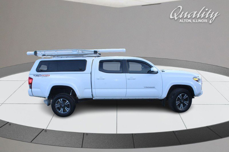 Used 2017 Toyota Tacoma TRD Off-Road image 3