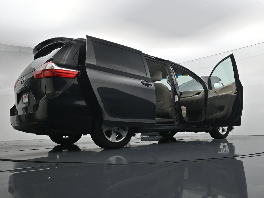 Used 2017 Toyota Sienna LE FWD image 42