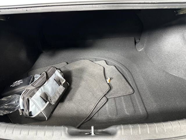 Used 2025 Hyundai Elantra SE w/ Cargo Package image 26