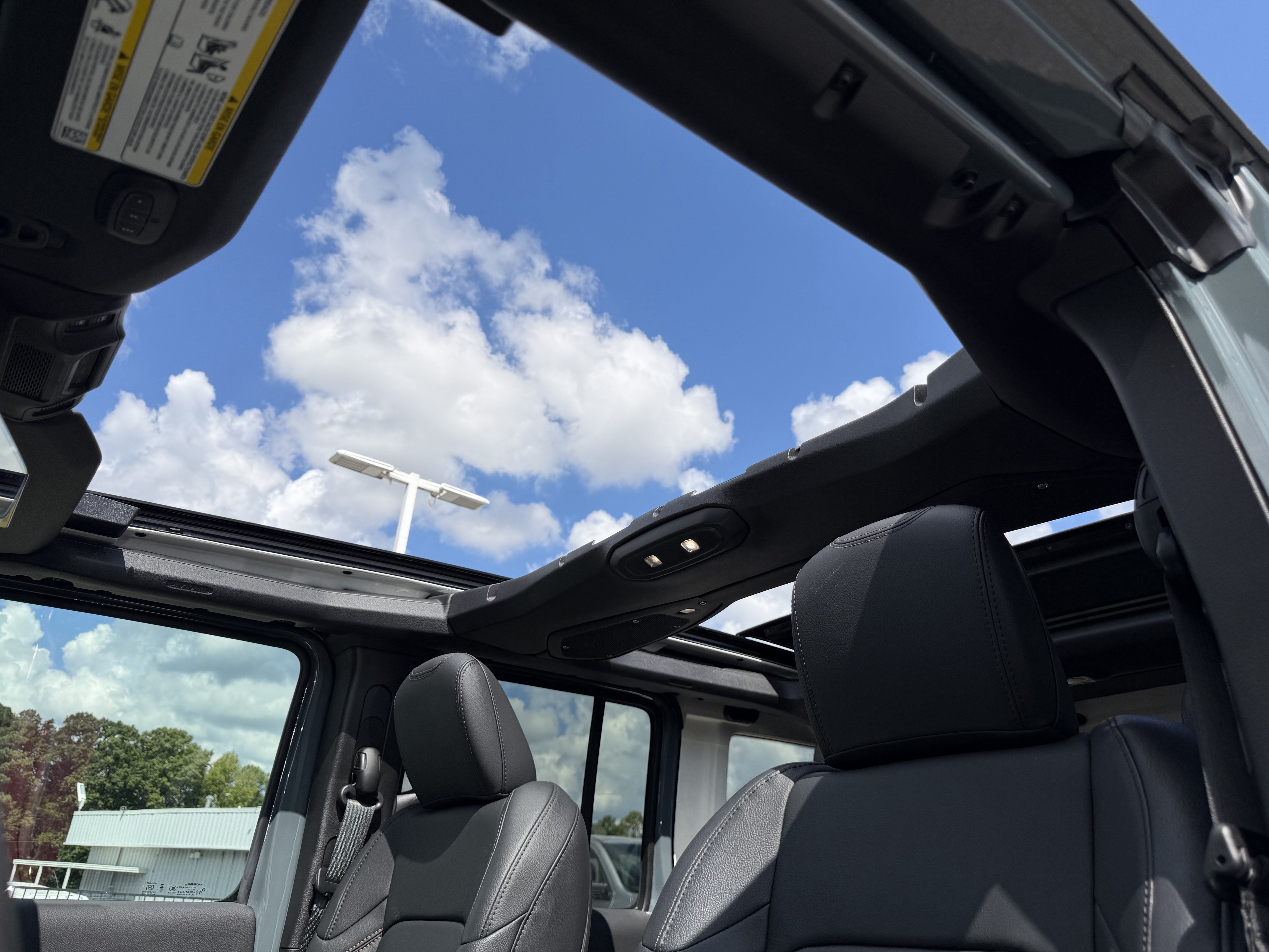 Used 2026 Jeep Wrangler Unlimited Sahara AWD/4WD image 31