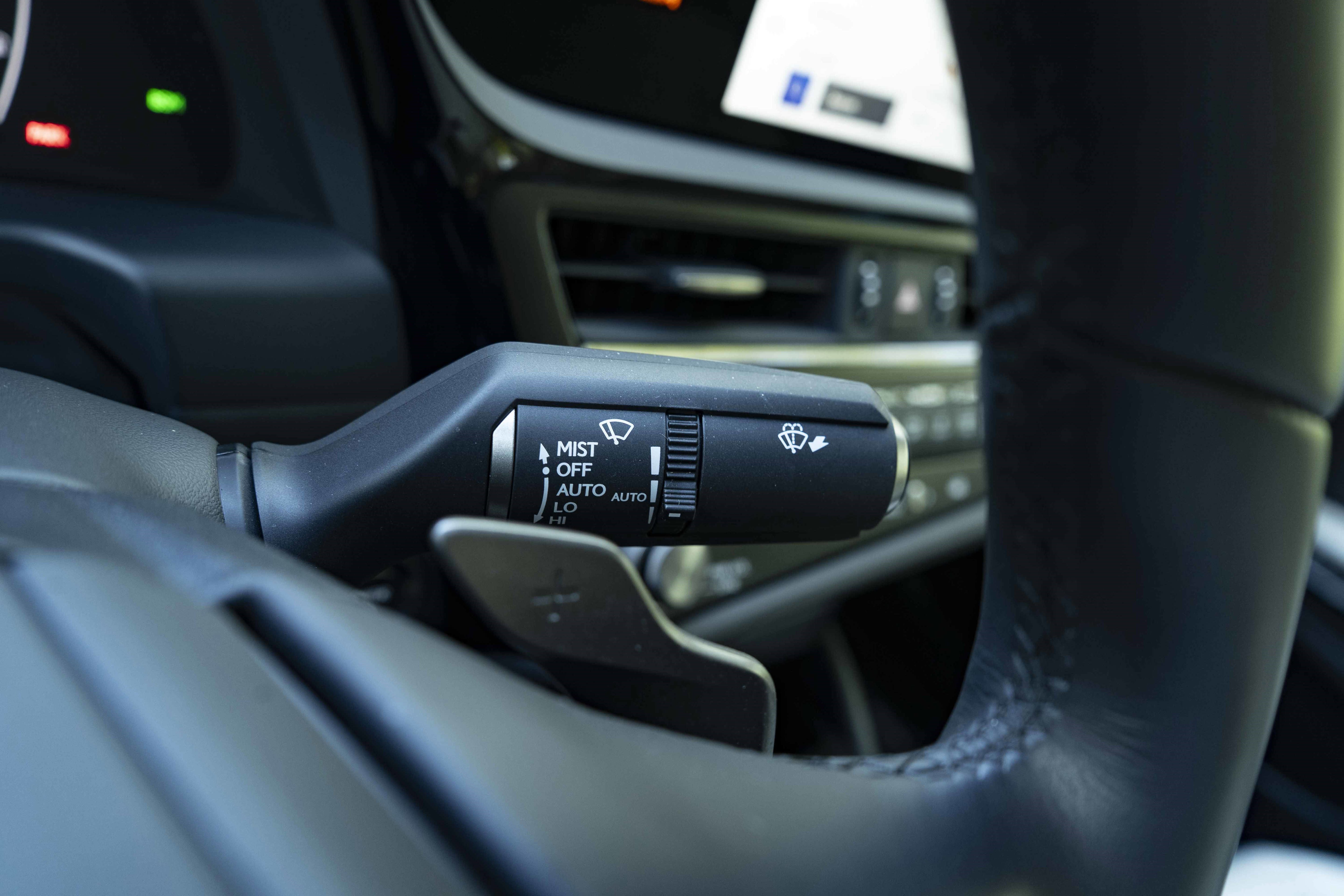 Used 2025 Lexus ES 300h w/ Premium Package image 24