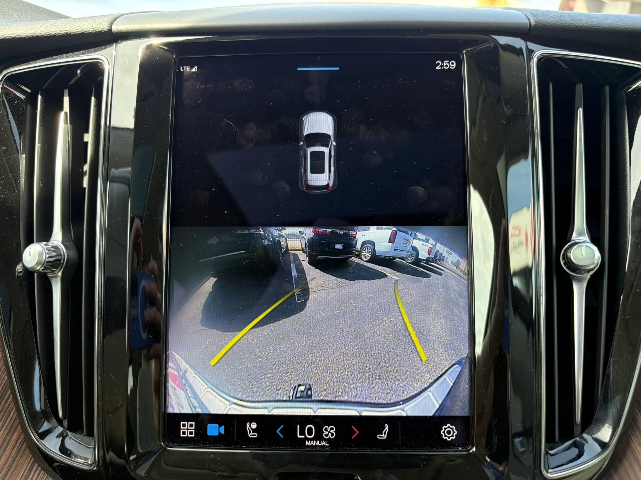 Used 2022 Volvo XC60 B5 Momentum w/ Advanced Package image 27