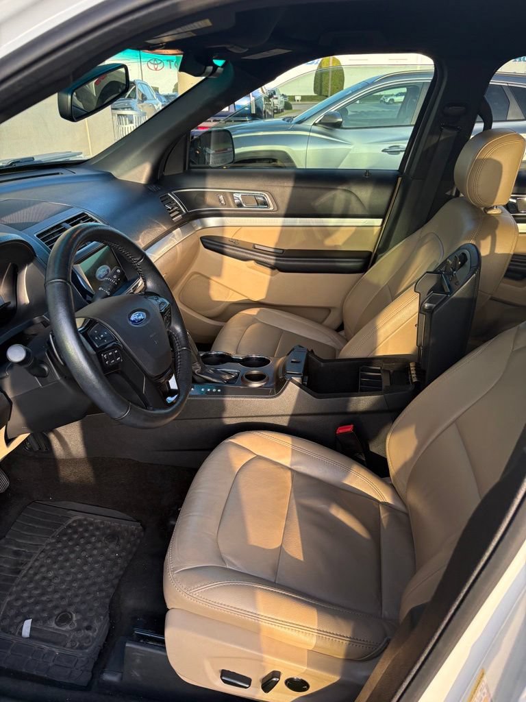 Used 2017 Ford Explorer XLT w/ Equipment Group 202A FWD image 9