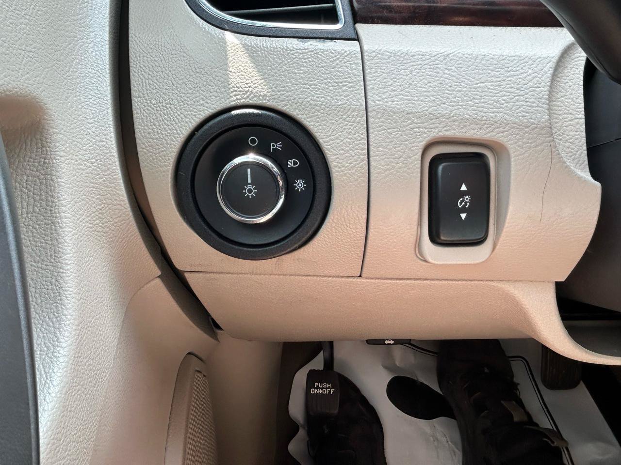 Used 2011 Ford Taurus SEL FWD image 25