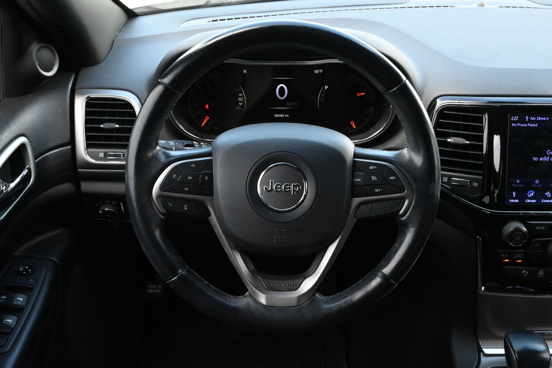 Used 2020 Jeep Grand Cherokee Laredo w/ Security & Convenience Group AWD/4WD image 11