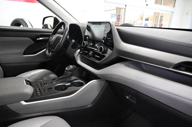 Used 2021 Toyota Highlander XLE AWD/4WD image 15
