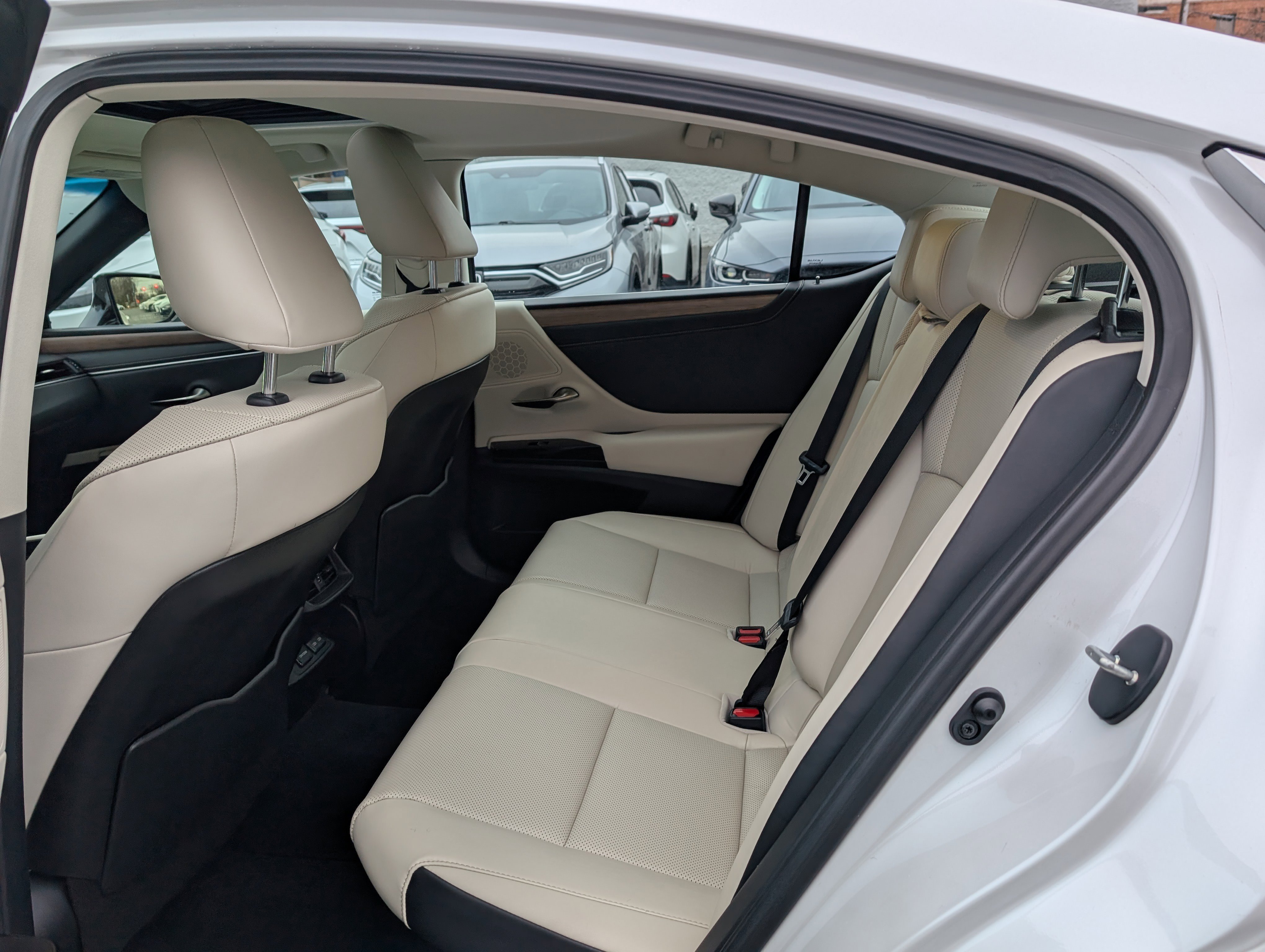 Certified 2025 Lexus ES 300h w/ Premium Package image 14