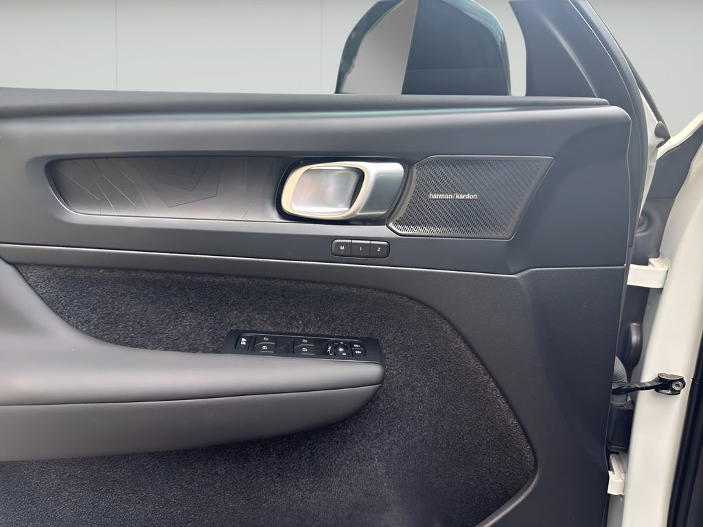 Used 2023 Volvo XC40 Recharge Ultimate image 27