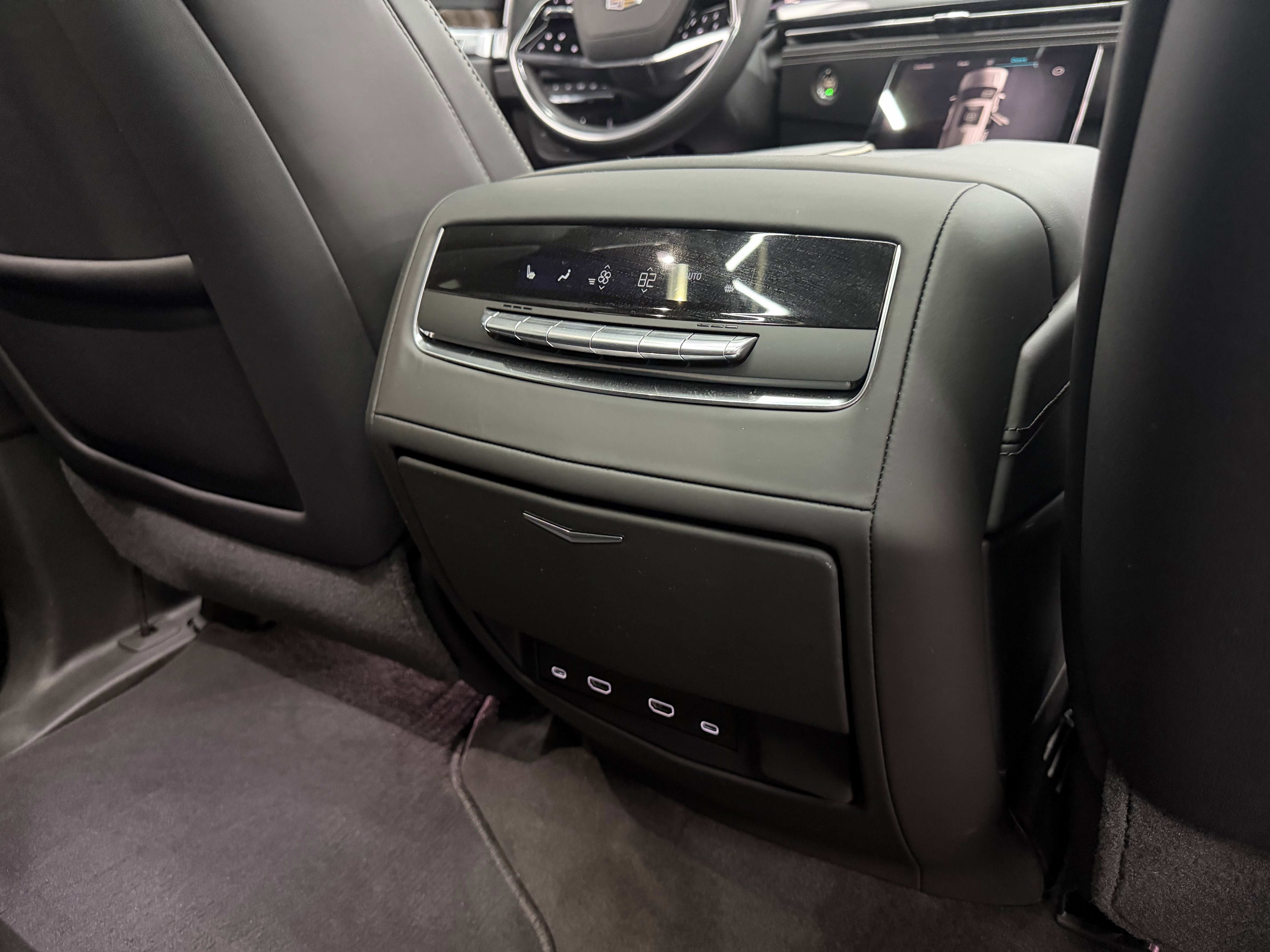 Used 2025 Cadillac Escalade Sport Platinum w/ LPO, ONYX Package image 27