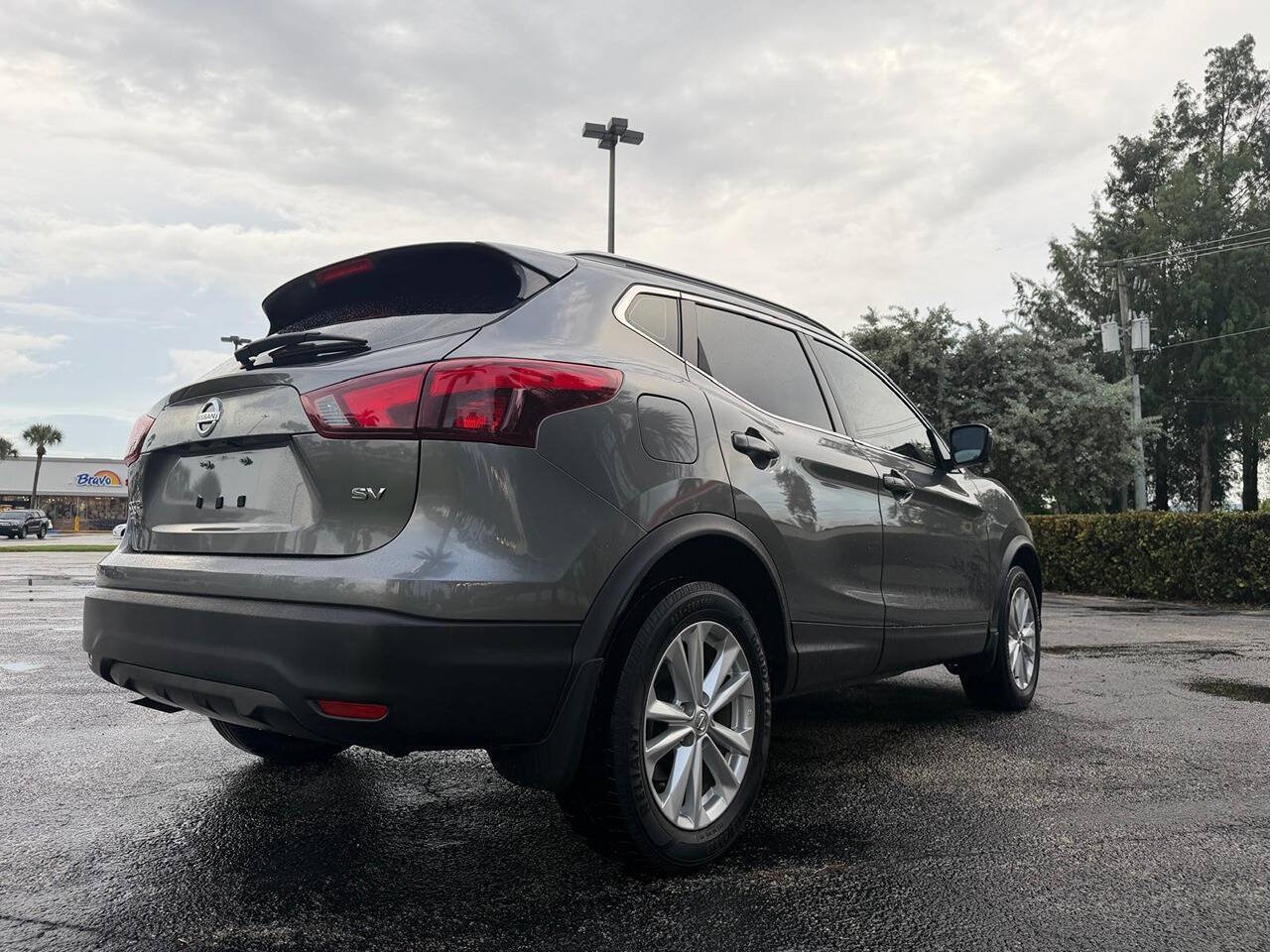 Used 2017 Nissan Rogue Sport SV w/ SV Premium Package FWD image 4