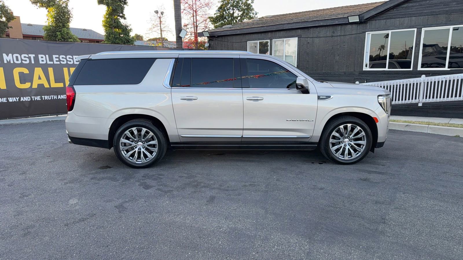 Used 2021 GMC Yukon XL Denali w/ Denali Ultimate Package image 9