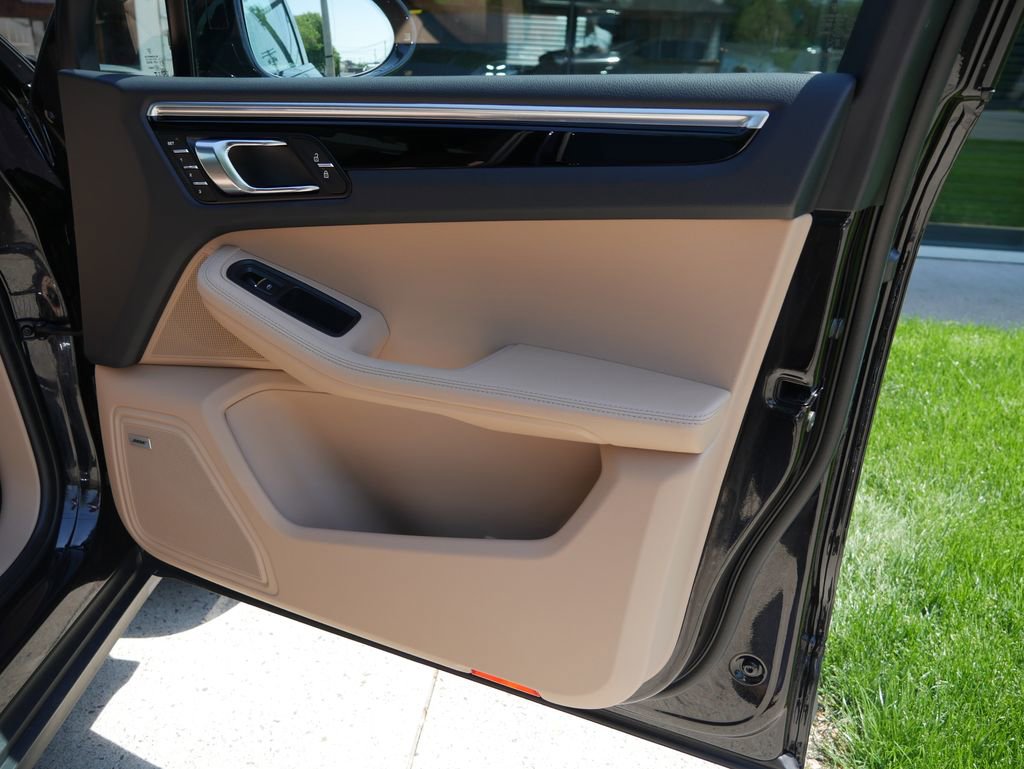 Certified 2023 Porsche Macan S AWD/4WD image 23