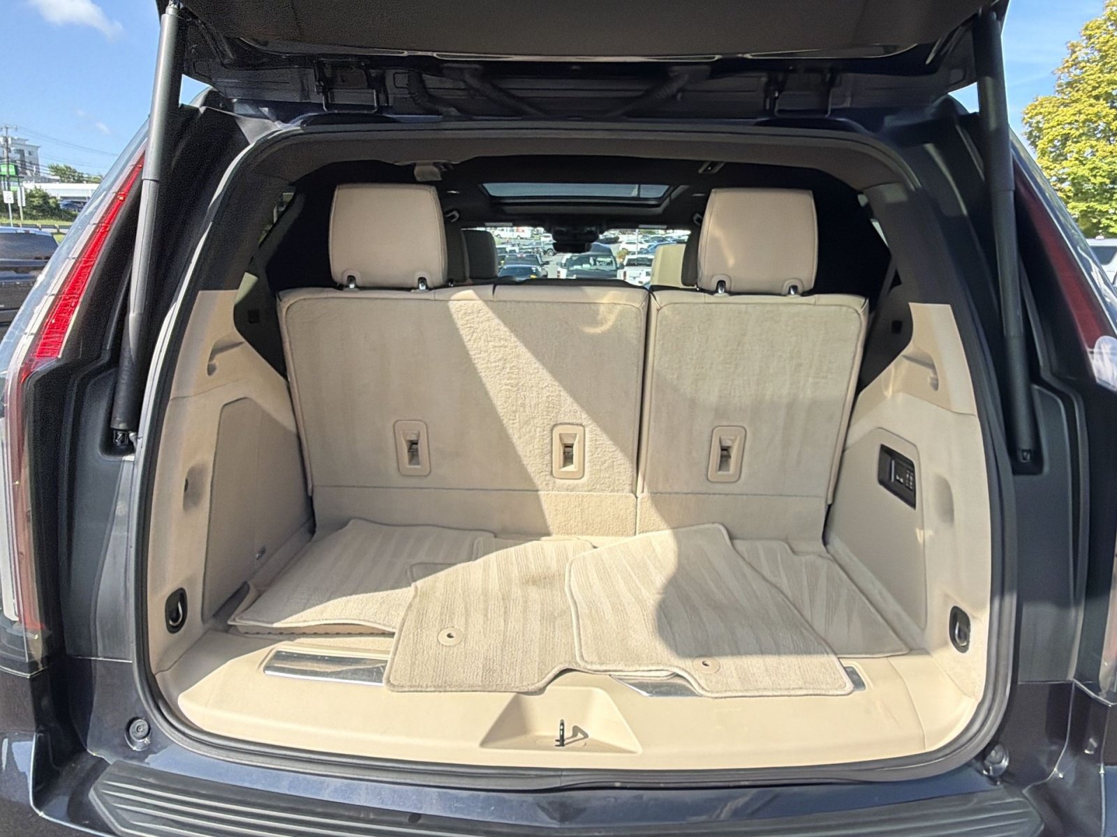 Used 2023 Cadillac Escalade Premium Luxury w/ Performance Package AWD/4WD image 27