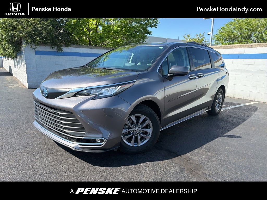 Used 2023 Toyota Sienna XLE FWD image 1