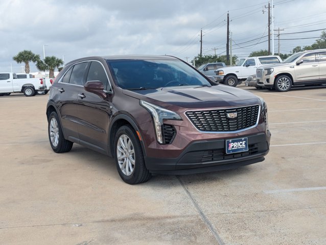 Used 2022 Cadillac XT4 Luxury w/ Cold Weather Package FWD image 3