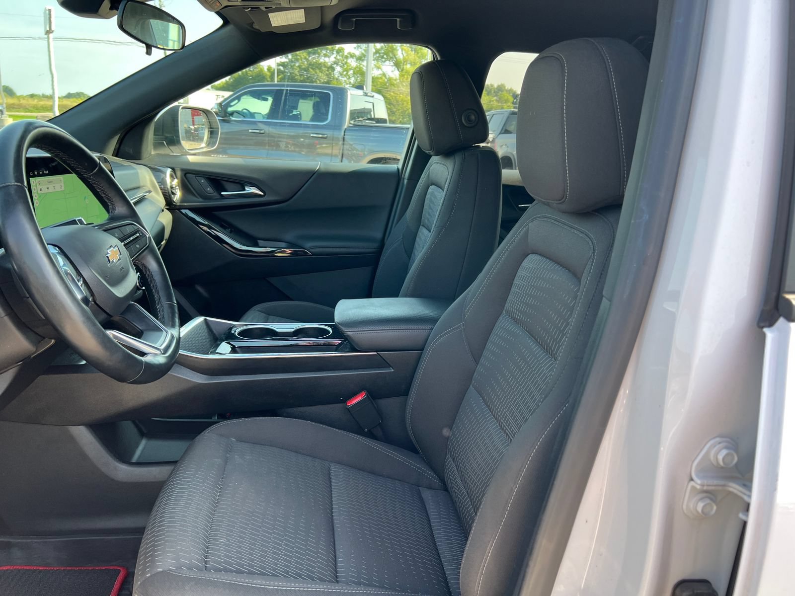 Used 2025 Chevrolet Equinox LT AWD/4WD image 3