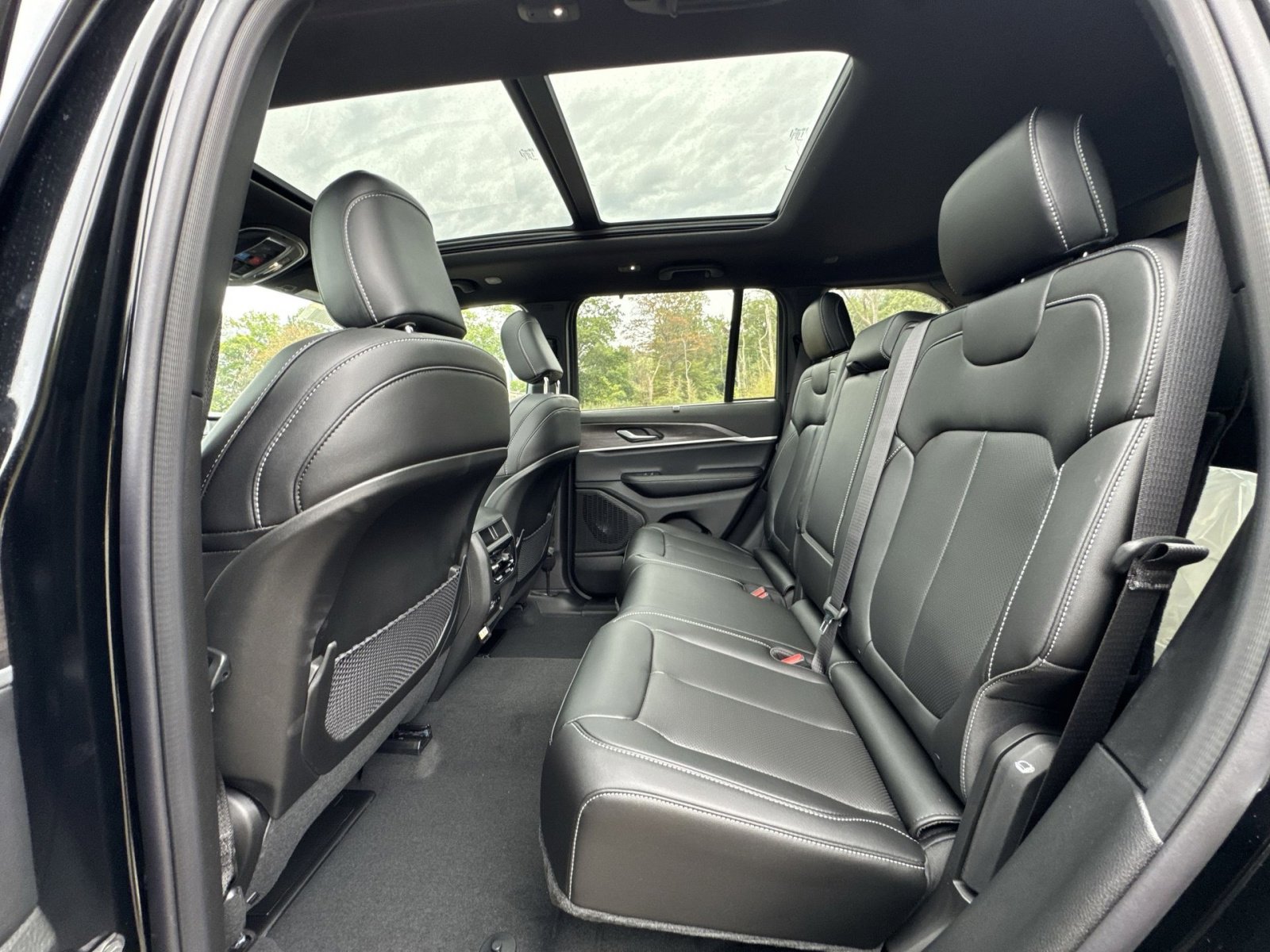 New 2025 Jeep Grand Cherokee Limited w/ Luxury Tech Group II image 25